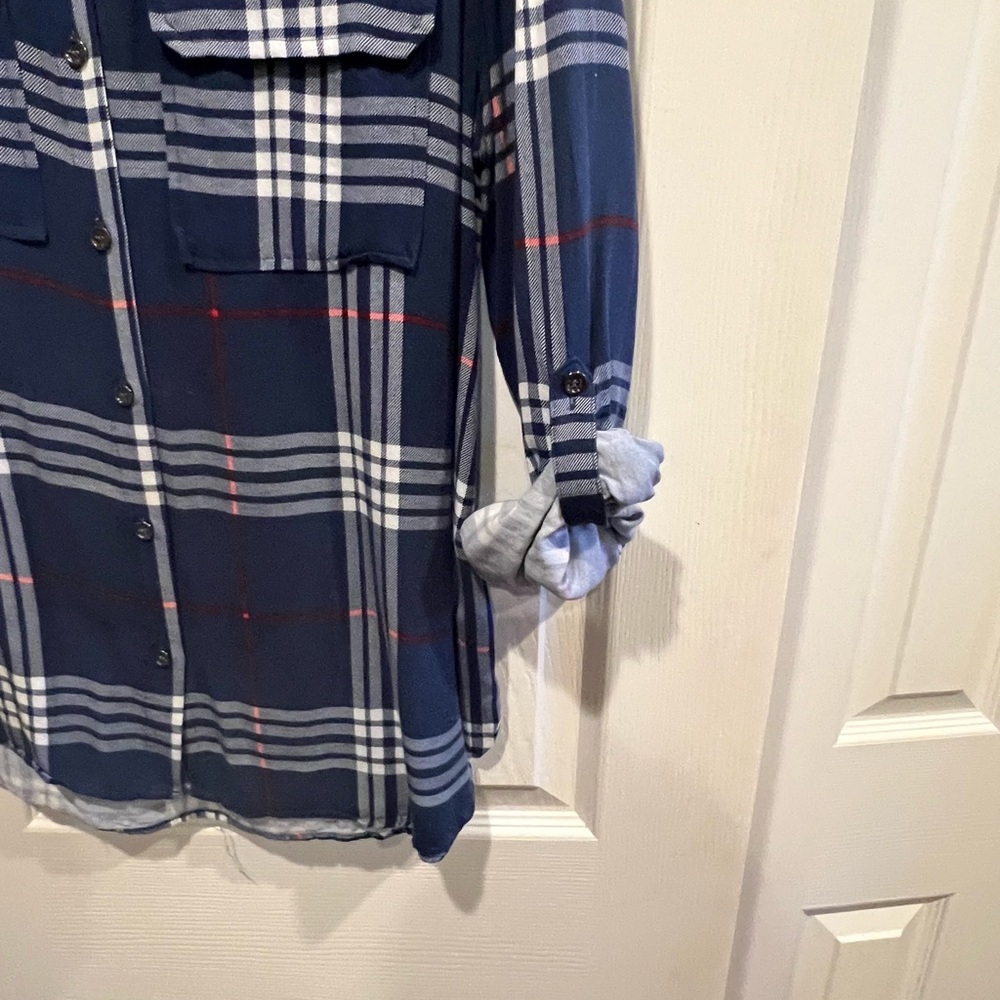 Two by Vince Camuto button down with roll up sleeves and button - Picture 2 of 7